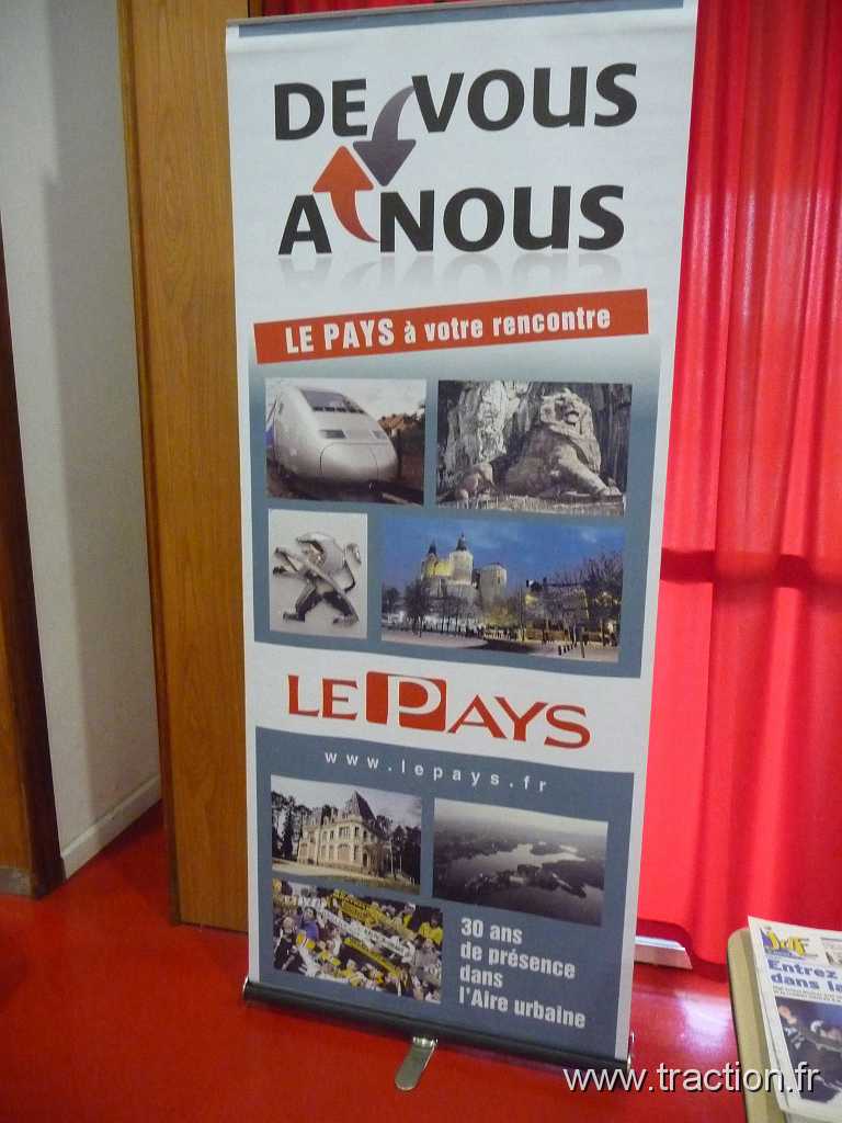 2012_Montbeliard (52).jpg - 03/03/2012 - 25200 MONTBELIARD - VIEUX VOLANTS FRANC-COMTOIS - Bourse d'échange Autos-Motos Anciennes - La Roselière - Stand du Journal LE PAYS